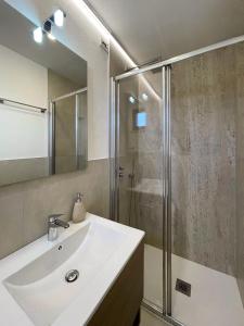 西尔米奥奈Villa Pensione Mercedes的一间带水槽和淋浴的浴室