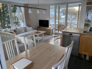 LindomeHouse with green garden, Göteborg, 6 beds的客厅配有沙发和桌子