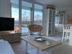 LindomeHouse with green garden, Göteborg, 6 beds的客厅配有电视和木桌。