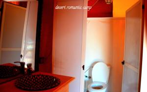 梅尔祖卡Luxury Desert Romantic Camp的一间带卫生间和水槽的浴室