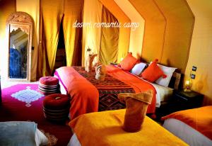 梅尔祖卡Luxury Desert Romantic Camp的两个猫坐在房间里的床边