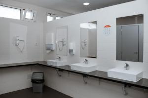 维塞乌HI Viseu - Pousada de Juventude的浴室设有2个水槽和2面镜子