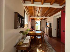 内索卡斯塔尼亚乡村别墅的厨房以及带桌椅的用餐室。
