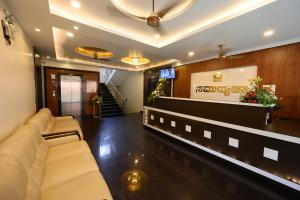 昆达普拉Hotel Samudyatha Inn And Suites的带沙发和沙龙的等候室