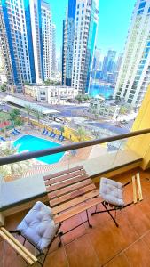 迪拜The W Jumeirah Beach的阳台设有长凳,享有城市美景。