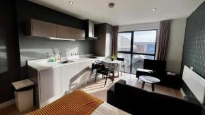 利物浦Modern Studio Apartment by BOLD Apartments的厨房配有水槽和台面