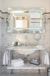 彼得拉桑塔Spazio d'arte relais的一间带水槽和镜子的浴室