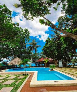 八打雁Coco Cavana Resort的度假村中央的游泳池