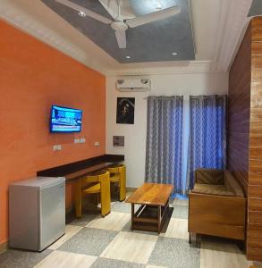 达喀尔Résidence abdou diouf的客厅配有书桌和电视。