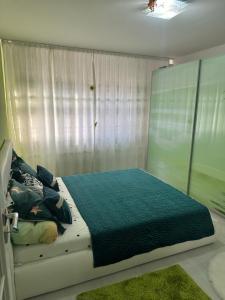 德瓦Inchisa的一间卧室配有一张带窗帘的大床