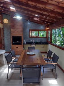 乌巴图巴CASA PRUMIRIM的一间带木桌和椅子的用餐室