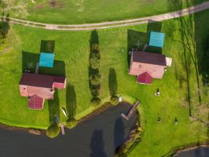 德拉肯斯堡花园纳福隆湖度假酒店的水田房屋的空中景观