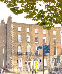 都柏林菲兹威廉姆联排别墅酒店的城市街道上一座大型砖砌建筑