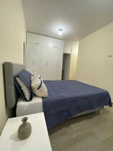 皮乌拉Departamento de Estreno SEMREQ的一间卧室配有一张带蓝色床单和枕头的床。