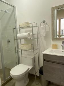 皮乌拉Departamento de Estreno SEMREQ的浴室配有卫生间、淋浴和盥洗盆。