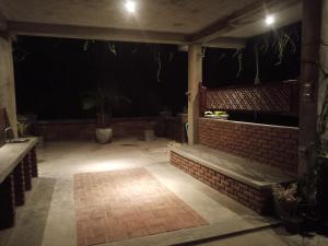 哈巴拉杜瓦The Brick Wonder的天井在晚上点燃,设有石凳