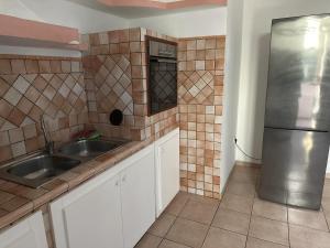 奥尔比亚Olbia via modena的厨房配有水槽和冰箱
