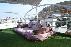 班加罗尔Art House- Air conditioned luxury service Apartments的阳台上的沙发