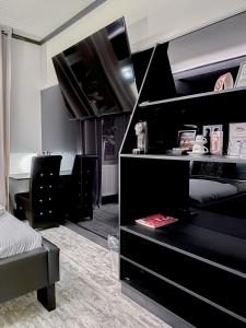 吕本山麓诺伊施塔特Boutique Hotel Schulz Classic的一间卧室配有带黑色家具的双层床