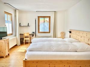 Valchava菲勒哈中央高级酒店的一间卧室配有两张床、一张桌子和一台电视。