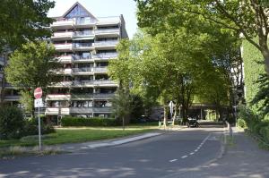 科隆City Apartment Cologne-Weiden的公寓大楼前一条空的街道