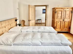 Valchava菲勒哈中央高级酒店的卧室设有两张白色的床和木制床头板