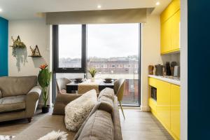 谢菲尔德Brand New Studio Apartment in Sheffield的带沙发和大窗户的客厅