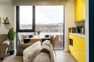 谢菲尔德Brand New Studio Apartment in Sheffield的客厅配有沙发和桌子