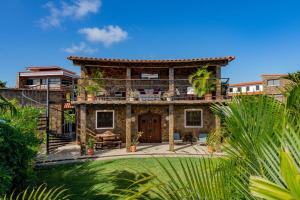 El YaqueVientos del Caribe Club & Hotel的享有房屋外景,设有天井。