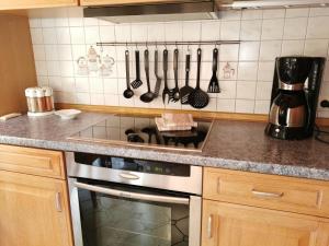 维斯莫尔Ferienhaus Wieke的厨房配有墙上的炉灶和餐具。