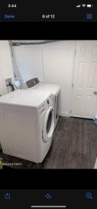 巴尔的摩NICE BEDROOM NEXT JOHNS HOPKIN UNIVERSITY的一间房间内的白色洗衣机