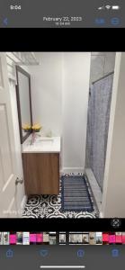 巴尔的摩NICE BEDROOM NEXT JOHNS HOPKIN UNIVERSITY的一张带水槽和镜子的浴室的照片