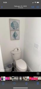 巴尔的摩NICE BEDROOM NEXT JOHNS HOPKIN UNIVERSITY的一间位于客房内的白色卫生间的浴室