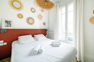 尼斯La Maioneta Vieux-Nice的卧室配有白色的床铺和白色的鞋