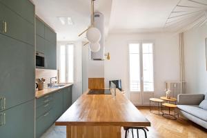 尼斯La Maioneta Vieux-Nice的厨房配有绿色橱柜和木制台面