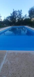 吉亚迪诺镇Casa V.Giardino pileta y cochera的游泳池顶部有蓝色的灯光