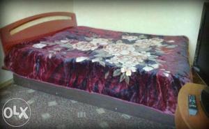 苏梅Apartment on Robitnycha的一张带红色棉被的床,上面有花