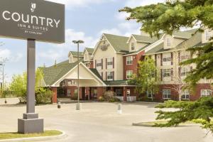 卡尔加里Country Inn & Suites by Radisson, Calgary-Northeast的建筑前的标志