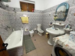 PiqerasPiqeras Relax Guest House的一间带水槽、浴缸和卫生间的浴室