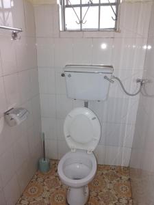 KisoroSAWA SAWA GUEST HOUSE的浴室设有白色卫生间和窗户