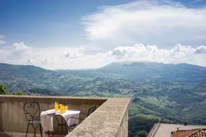 圣马力诺切萨雷酒店的山景阳台上的桌椅