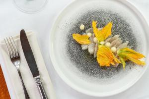 圣马力诺切萨雷酒店的桌上有食物的白盘