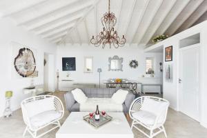 KechriaLuxury Villa in Kechria 2的客厅配有白色家具和吊灯。