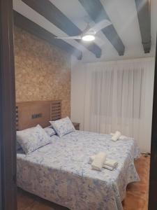 ArgésCasa Rural La Veguilla的一间卧室配有一张床,上面有两条毛巾