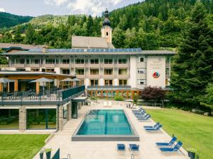 巴德小基希海姆Evident Hotel Prägant的享有酒店空中美景,设有游泳池