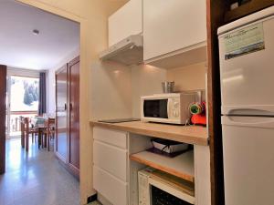 德沃吕伊Appartement Le Dévoluy, 1 pièce, 4 personnes - FR-1-525-278的厨房配有微波炉和冰箱。