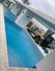 圣多明各1BR Luxury apartment Pool, gym, rooftop Santo Domingo的大楼内一大片水面的空中景观