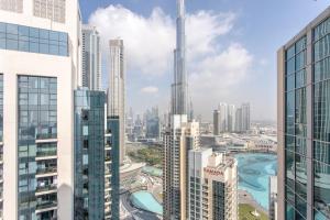 迪拜WeHost - Modern 1BR Close to Burj Khalifa and Dubai Mall的享有城市和高楼的景色