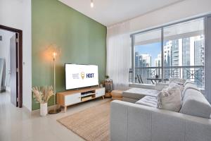 迪拜WeHost - Modern 1BR Close to Burj Khalifa and Dubai Mall的带沙发和平面电视的客厅