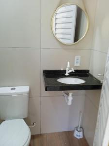 帕拉库鲁Pousada Vista Verde的浴室设有白色的卫生间和镜子